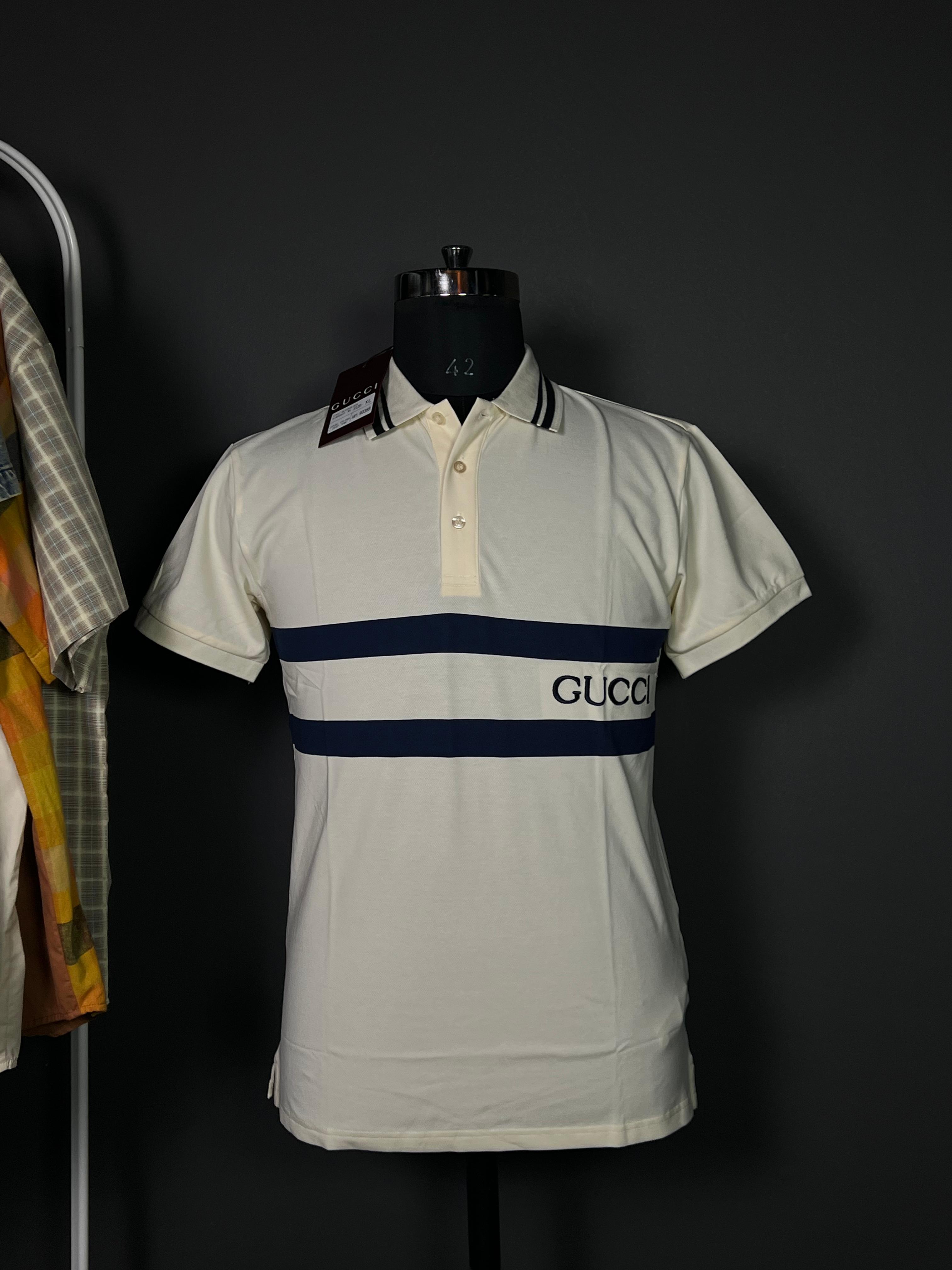 Three-button placket for a classic polo style
