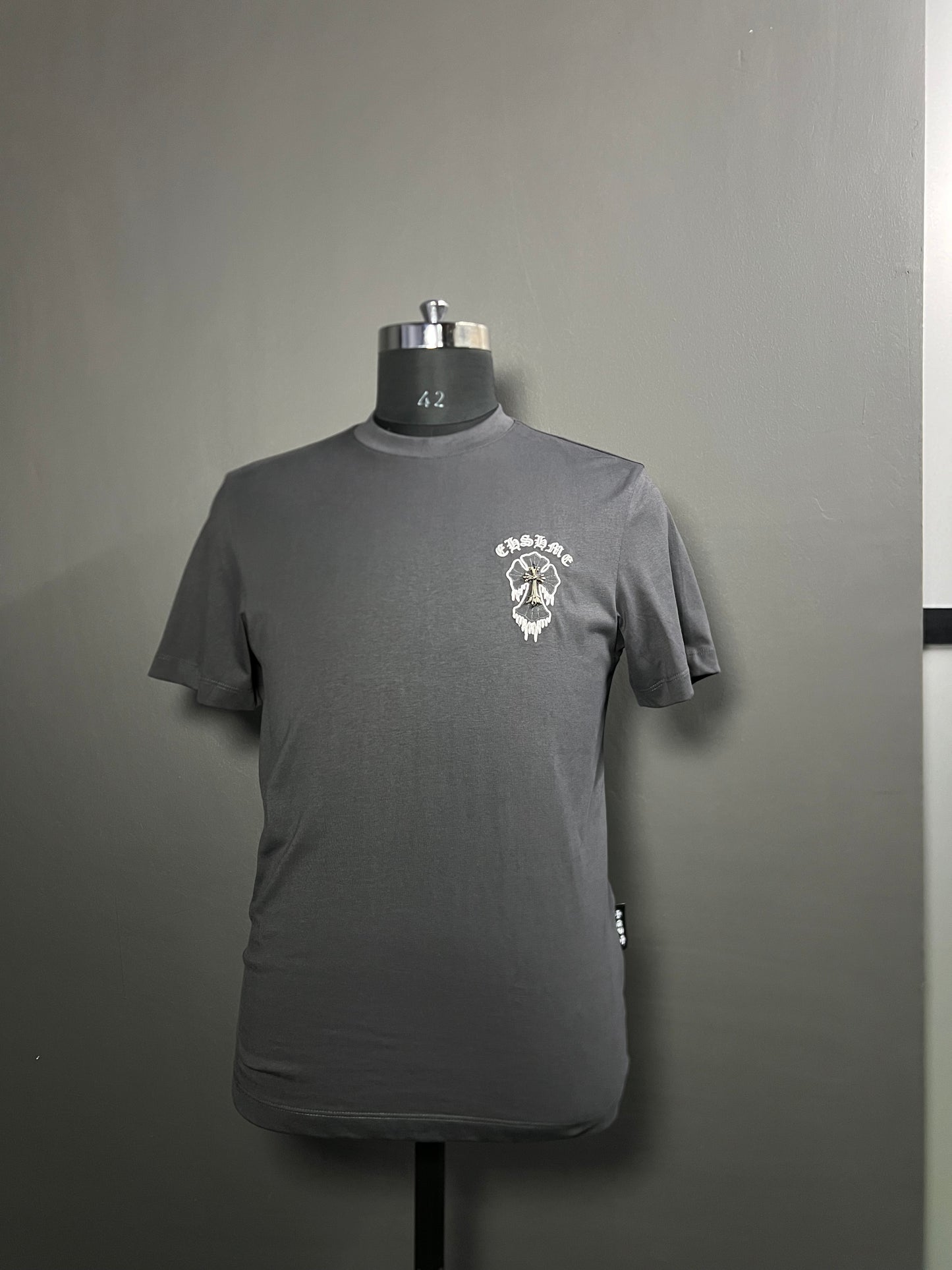 Gothic Cross Graphic Tee – Bold Streetwear Statement