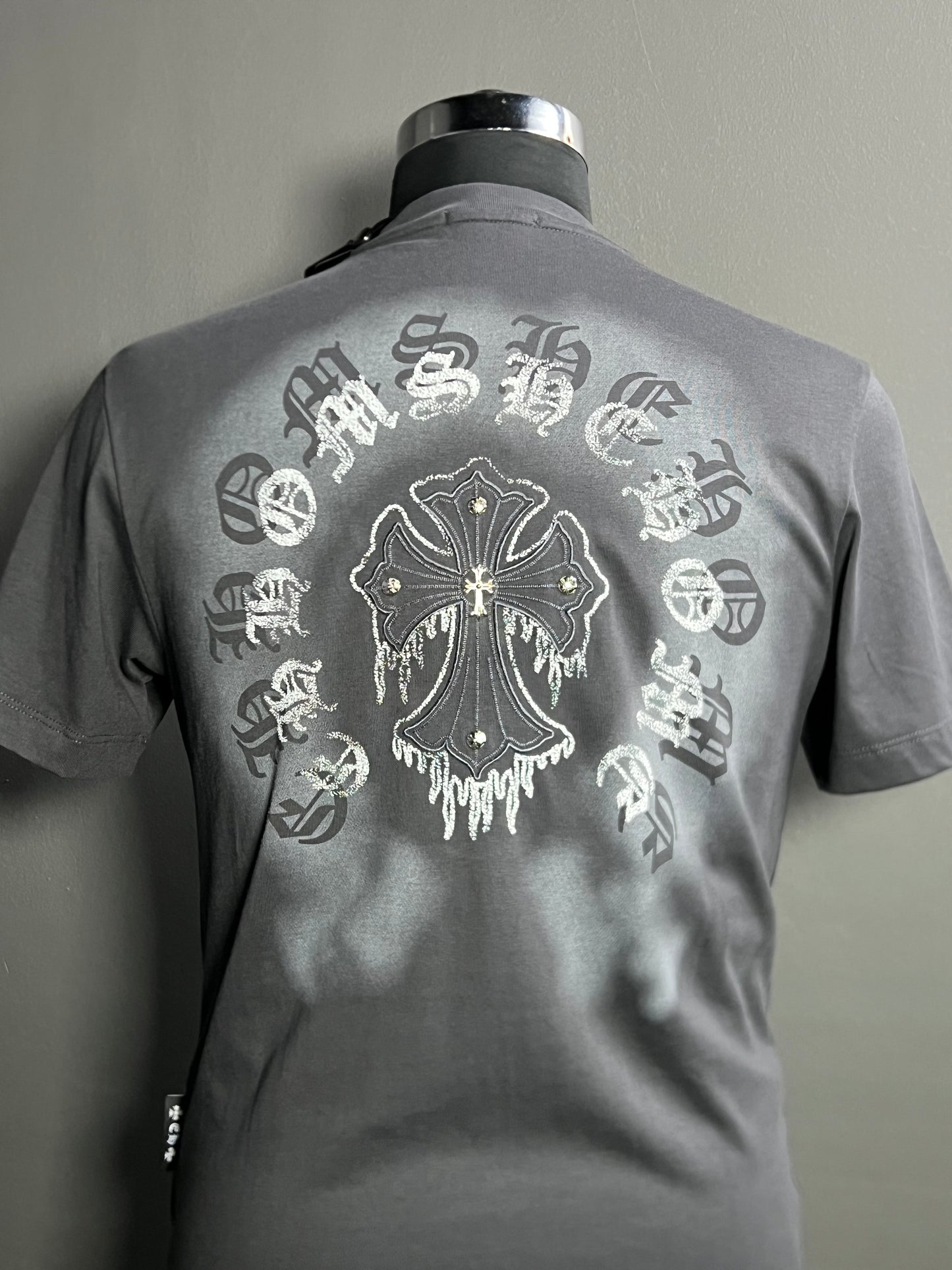 Gothic Cross Graphic Tee – Bold Streetwear Statement