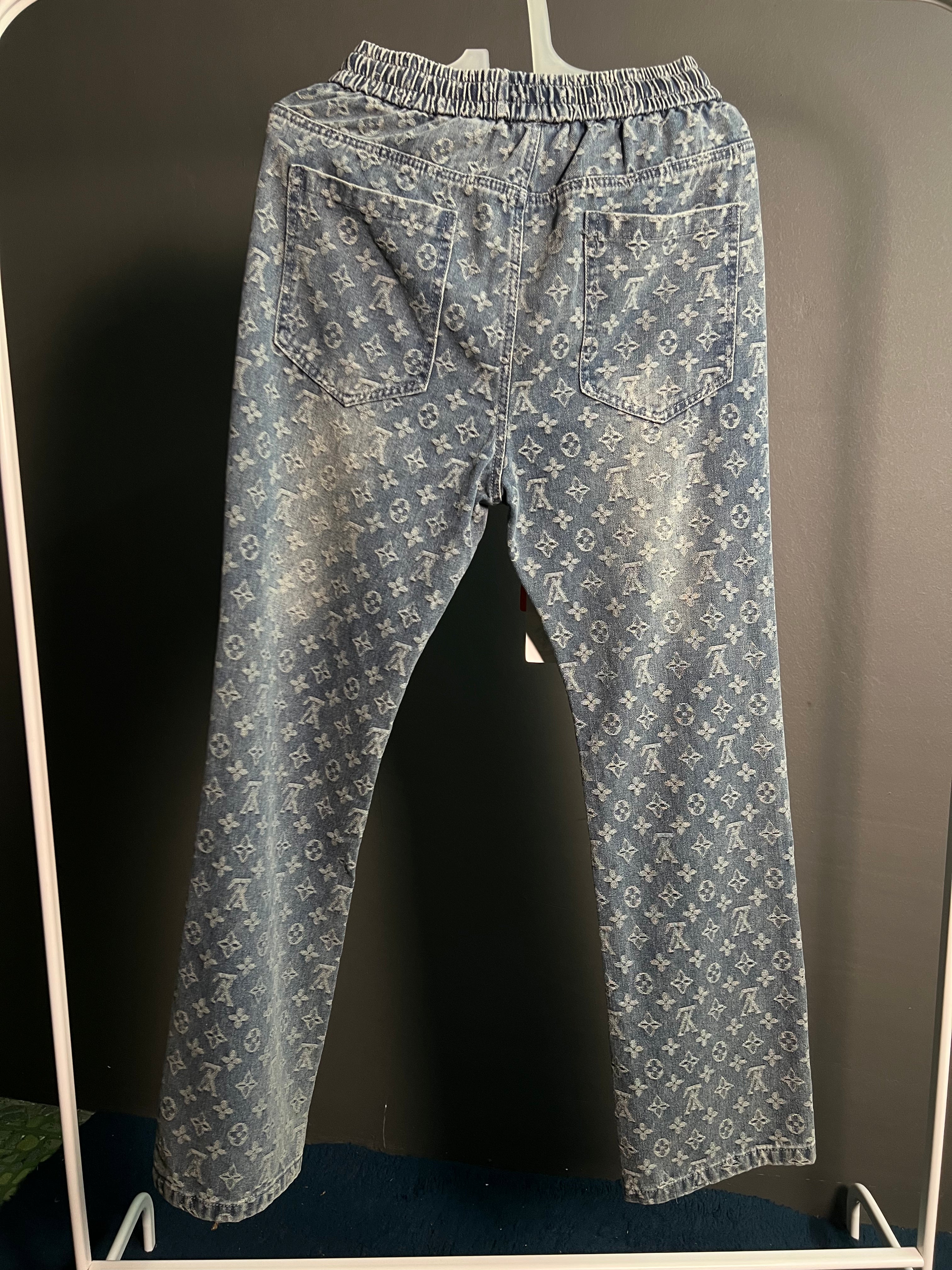 “Classic bootcut fit for a clean, versatile look.”
