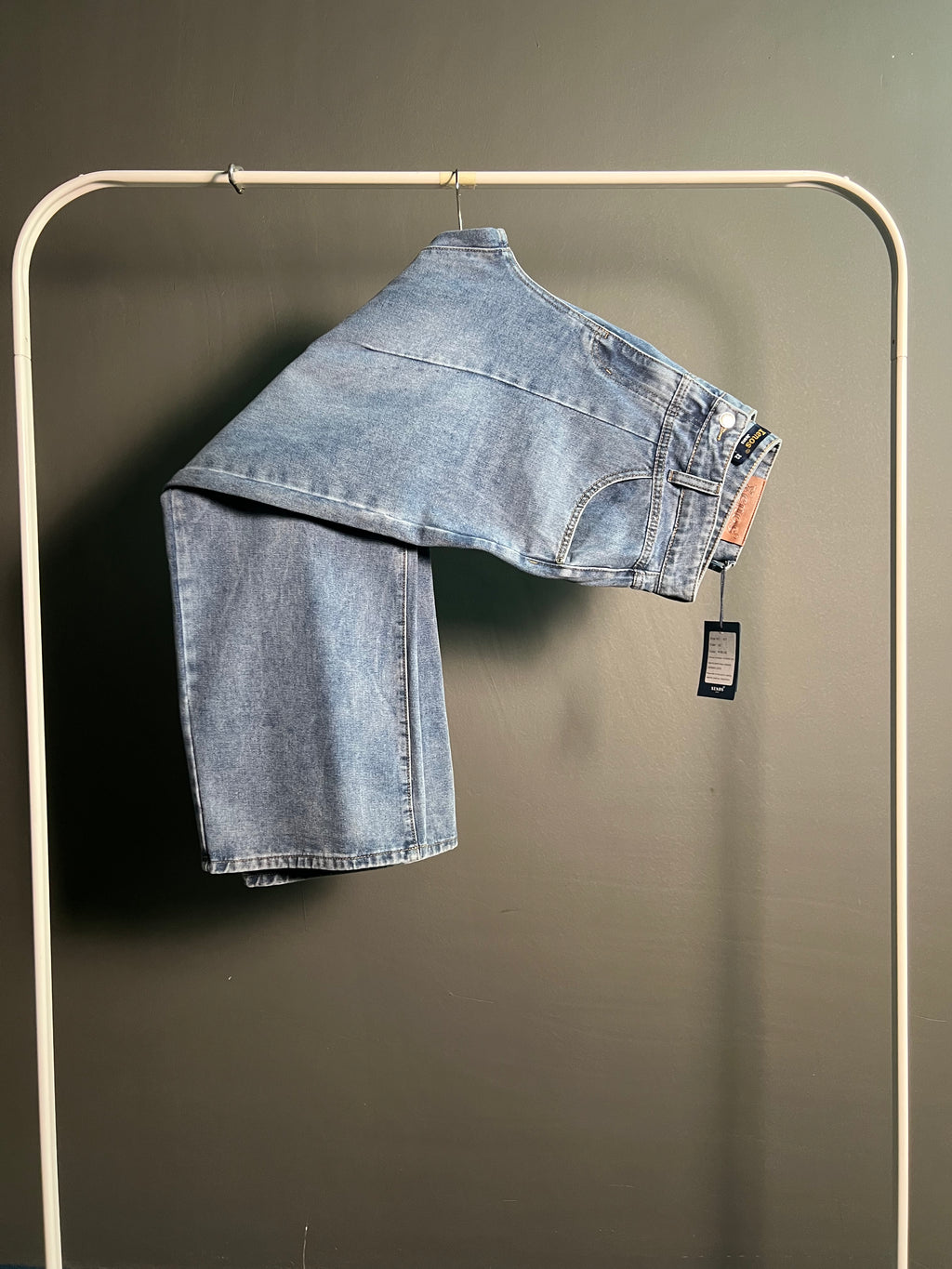 90s baggy denim – oversized fit, all-day comfort.”