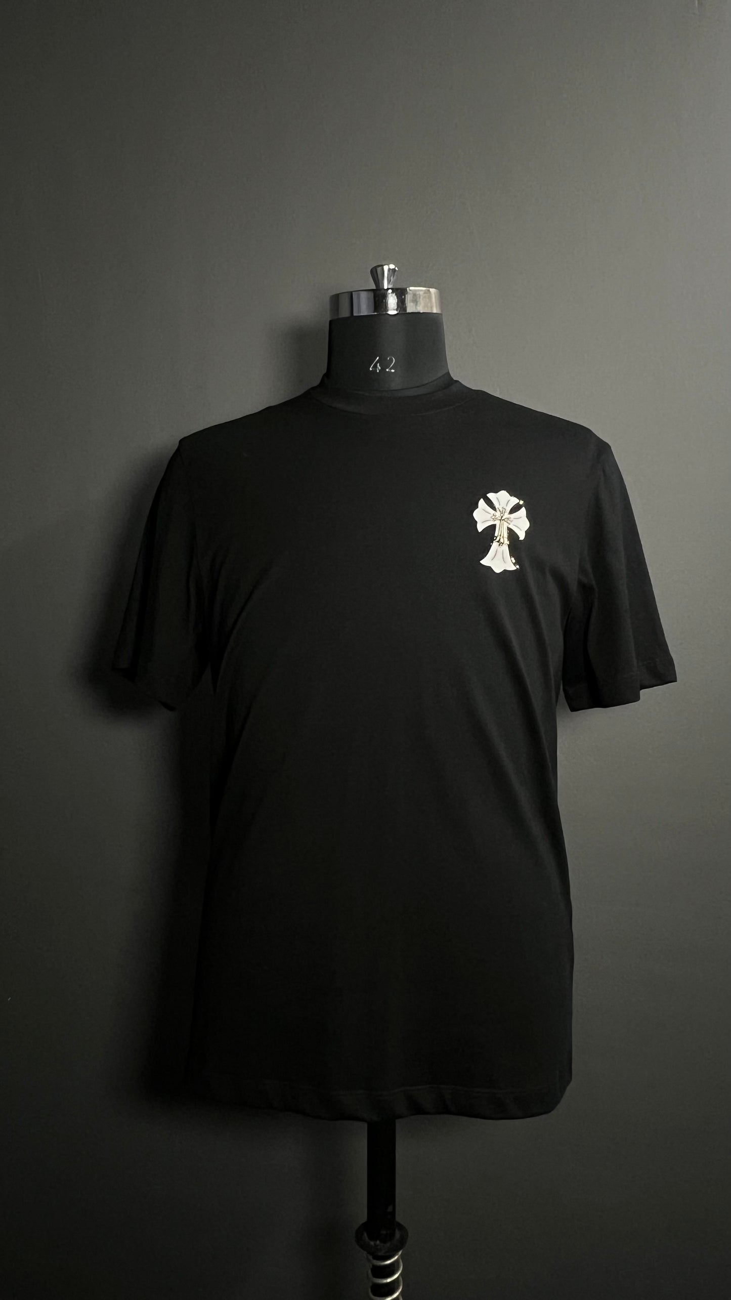 Gothic Cross Graphic Tee – Bold Streetwear Statement